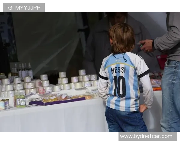 小孩与足球明星的幸福时光:家庭与事业的完美平衡之道 小孩与足球明星的幸福时光:家庭与事业的完美平衡之道