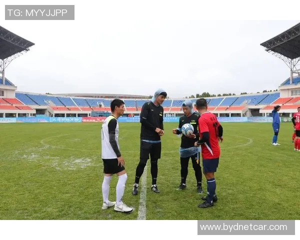 足球明星亲民活动与群众同场踢球展现友谊与热情的精彩瞬间